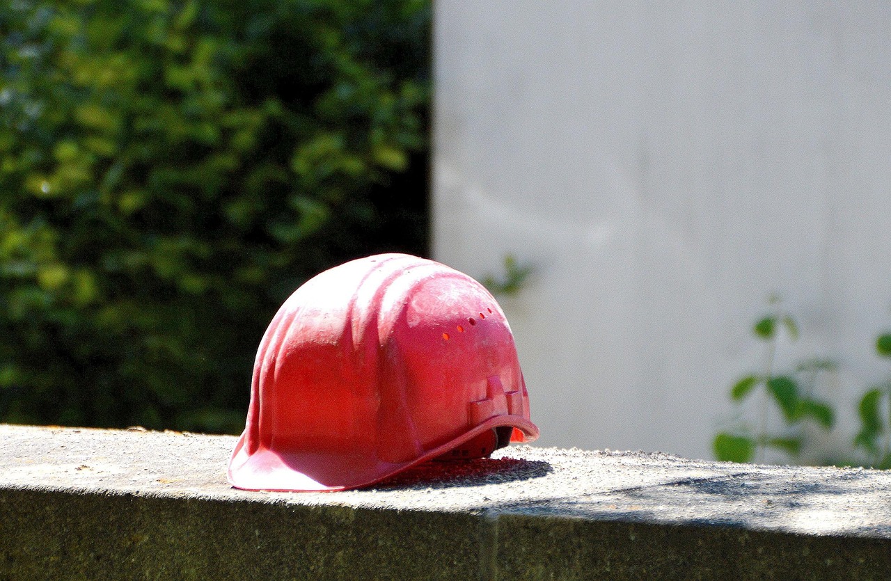 Bauhelm auf einer Baustelle