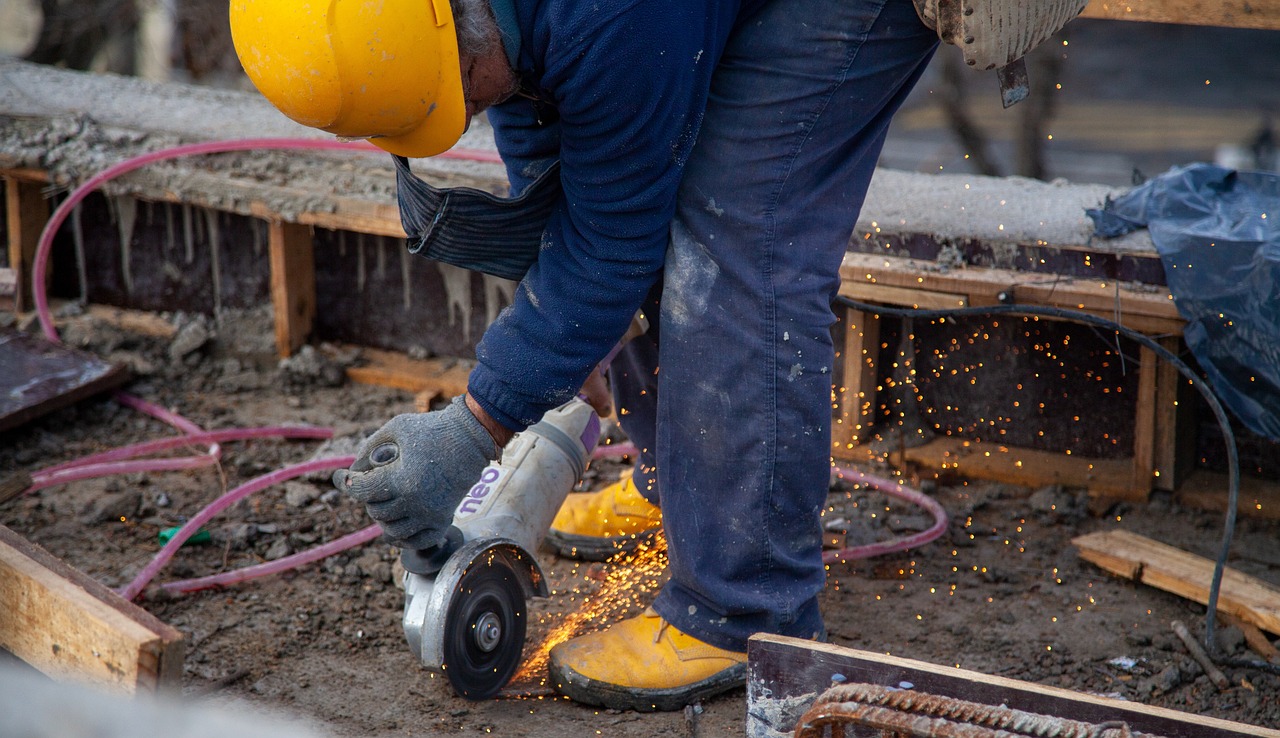 Handwerker arbeitet mit Werkzeug auf einer Baustelle